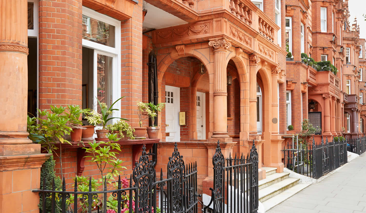 London house price growth is negative with slowing property market