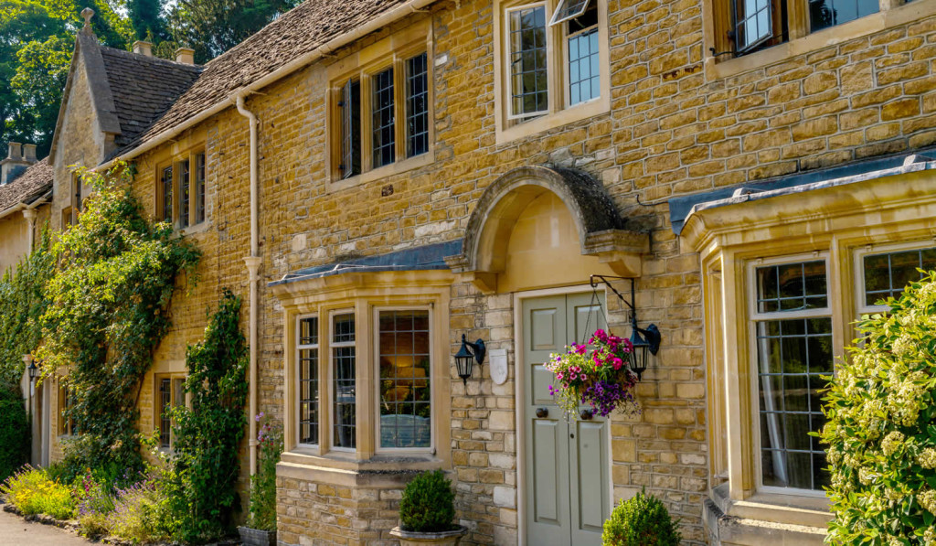 Beautifil stone english cottages London City Mortgages