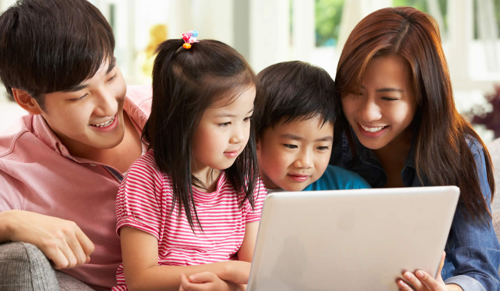 Livingroom with attentive family on laptop London City Mortgages